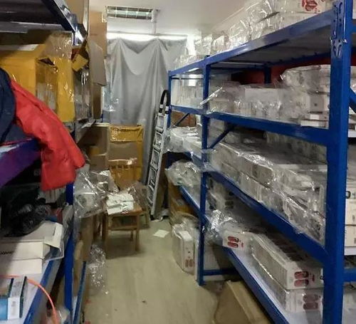 用苹果 华为手机的注意 警方查获大量贴牌假冒苹果华为配件